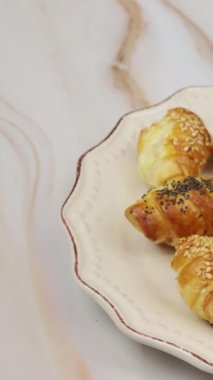 Küçük pastırmalı kruvasan.