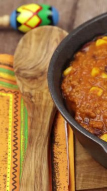Chili con carne, yakın çekim, bir tavada
