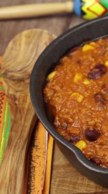 Chili con carne, yakın çekim, bir tavada