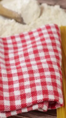 Birkaç çeşit çiğ makarna, yakın plan..