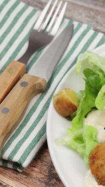 Sezar salatası, yakın plan, tabakta.