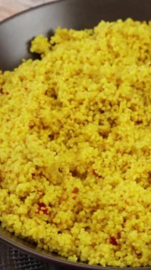 Limon ve zeytinle pişirilmiş tavuk parçaları.