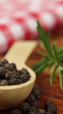 Çiğ et parçaları, yakın plan, kesme tahtasında.