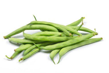 Yeşil fasulye yığını, yakın plan, beyaz arka planda izole edilmiş.