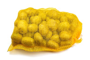 Patates çuvalı, yakın plan, beyaz arka planda izole edilmiş.