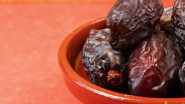 Medjoul tarih çanağı, yakın plan.