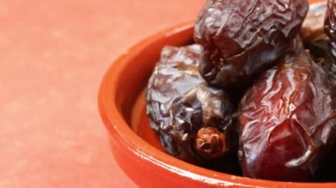 Medjoul tarih çanağı, yakın plan.