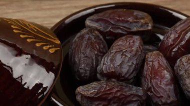 Medjoul tarih çanağı, yakın plan.