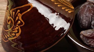 Medjoul tarih çanağı, yakın plan.