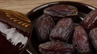 Medjoul tarih çanağı, yakın plan.