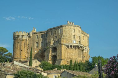 Suze-la-Rousse, Drome, Fransa - 07272024: Suze-la-Rousse Kalesi manzarası