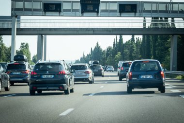 Vaison la Romaine, Vaucluse, Fransa - 07272024: A7 otoyolundaki bir gişede arabalar,