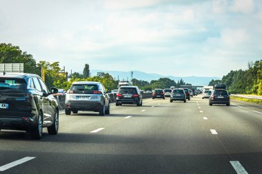 A7 otobanındaki arabalar, Temmuz 'dan itibaren gidiş dönüş.