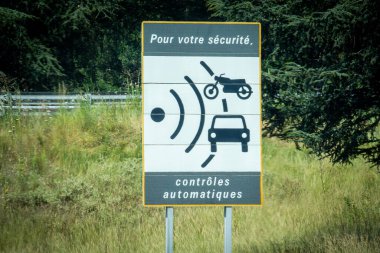 Fransa yollarında radarı olan hız kontrol bölgelerini gösteren işaretler. Onların üzerine Fransızca yazılmış: güvenliğiniz için, otomatik kontroller.