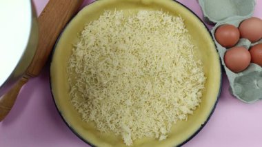 Peynirli kiş hazırlama, üst manzara.