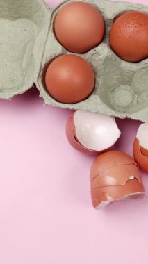 yumurta kabukları ve yumurtalar karton bir kutuda