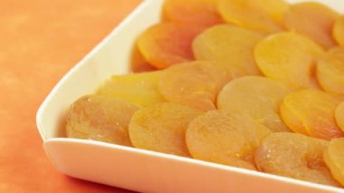 Bir tabak kurutulmuş kayısı, yakın plan..