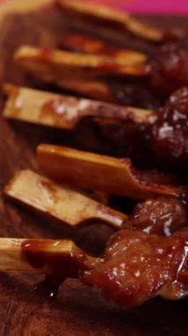 Birkaç yakitori, yakın plan, bir tabakta.