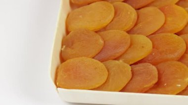 Bir tabak kurutulmuş kayısı, yakın plan..