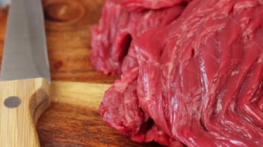 Çiğ biftekler, yakın plan, kesme tahtasında.