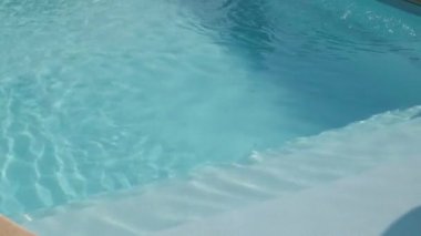 Yüzme havuzu manzarası, yakın plan.