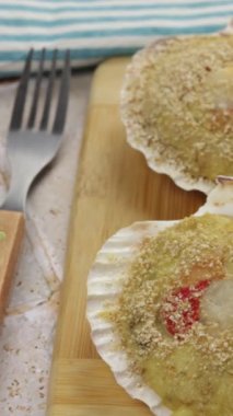 Deniz tarakları ve pırasalar, yakın plan.