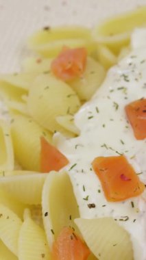 Füme somonlu kremalı makarna, yakın plan.