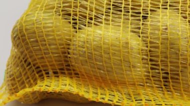 Patates çuvalı, yakın plan, masanın üstünde.