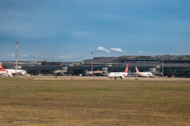 Marsilya Havaalanı 'nın pisti ve binaları üzerinde uçaklar