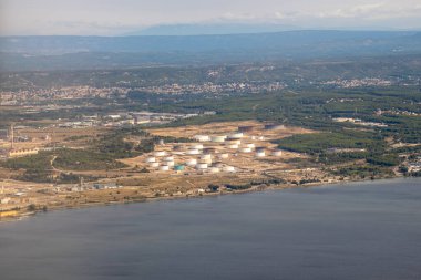 Marsilya şehrinin ve kenar mahallelerinin havadan görünüşü