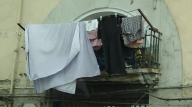 İtalya 'da bir balkon çamaşır ipinde asılı elbiseler