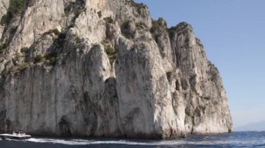 Capri adasında kaya oluşumları