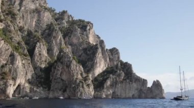 Capri adasında kaya oluşumları