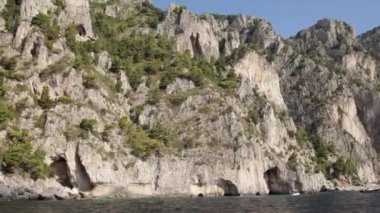 Capri adasında kaya oluşumları