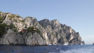 Capri adasında kaya oluşumları