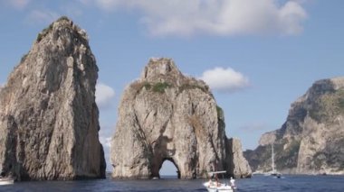 Capri adasında kaya oluşumları