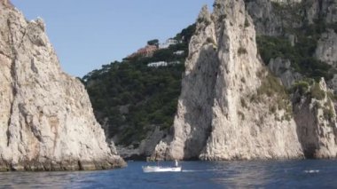 Capri adasında kaya oluşumları
