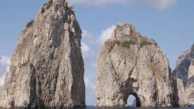 Capri adasında kaya oluşumları