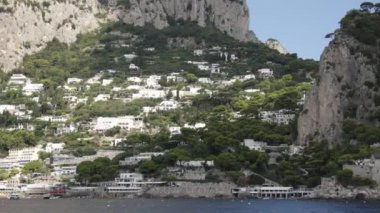 Capri adasında kaya oluşumları