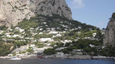 Capri adasında kaya oluşumları