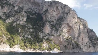 Capri adasında kaya oluşumları