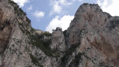 Capri adasında kaya oluşumları