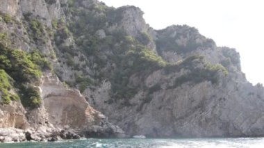 Capri adasında kaya oluşumları