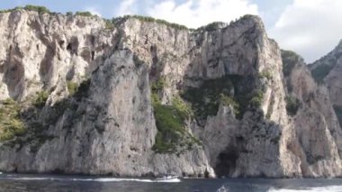 Capri adasında kaya oluşumları
