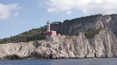 Capri adasında kaya oluşumları