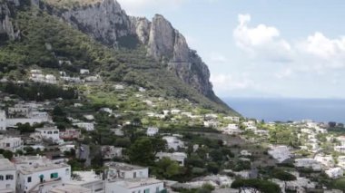 Yazın Capri şehri manzarası (İtalya)