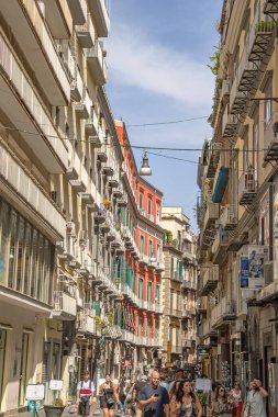 Napoli, Campania, İtalya - 08182024: Napoli kentinin sokak manzarası ve evleri