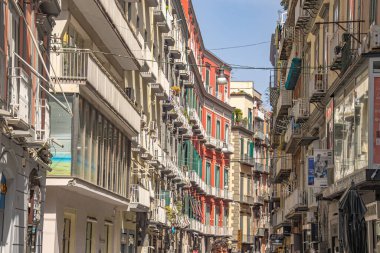 Napoli, Campania, İtalya - 08182024: Napoli kentinin sokak manzarası ve evleri