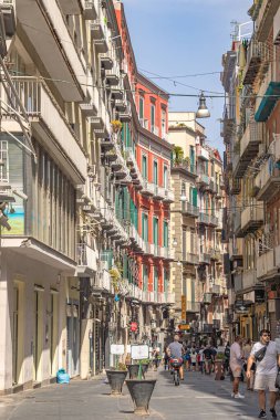 Napoli, Campania, İtalya - 08182024: Napoli kentinin sokak manzarası ve evleri
