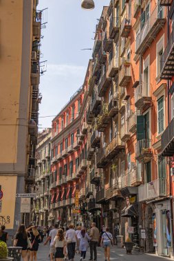 Napoli, Campania, İtalya - 08182024: Napoli kentinin sokak manzarası ve evleri